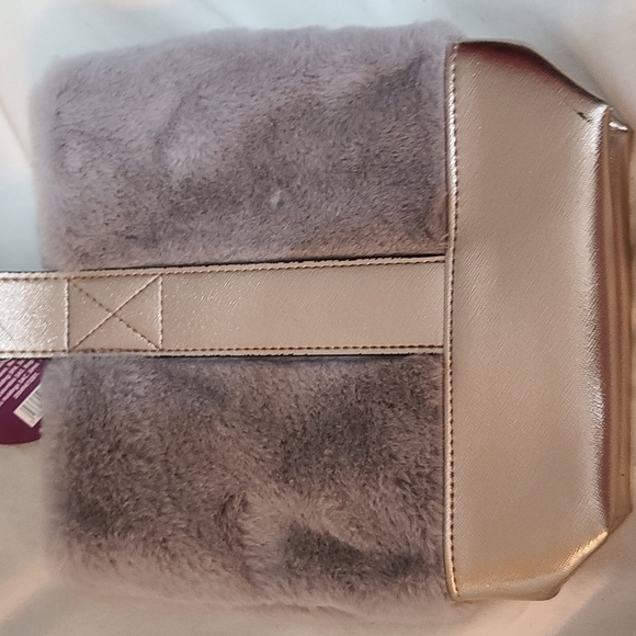 Arcadia Beauty Labs NWT Holiday faux fur wine bag - Picture 2 of 7